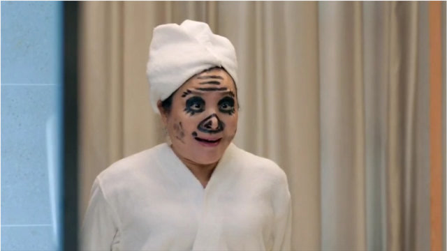 果然女人都是爱美的,连大妈也爱美,大妈为了变美脸上被画了个乌龟!