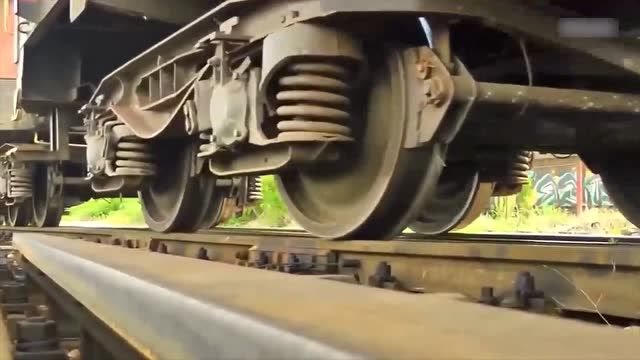 超近距离观看火车车轮与铁轨的接触