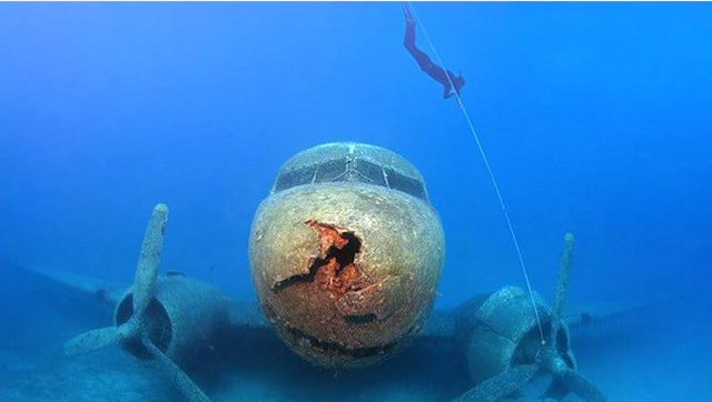 探险员在海底发现飞机残骸,飞机内竟还有"人",一下子慌了