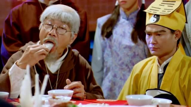 林正英吃饭名场面:众人面前大秀烤鸭的正确吃法!