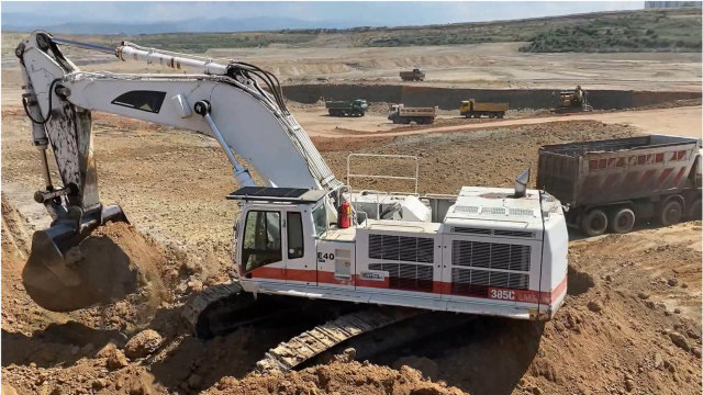 第一次见,白色的卡特挖掘机,大挖斗装车就是快