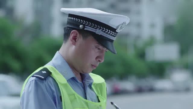 警察开车闯红灯,交警问清情况,直接放行