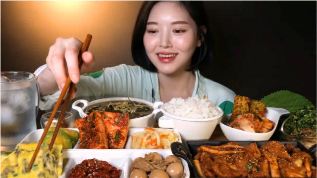 美食二倍速:小姐姐吃辣炒牛肉,鸡蛋卷,辣豆腐,白米饭,豆芽海带汤