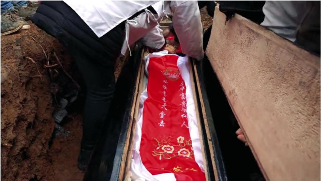 云南农村葬礼,马上封棺了,躺在里面很安详,一点也不怕!