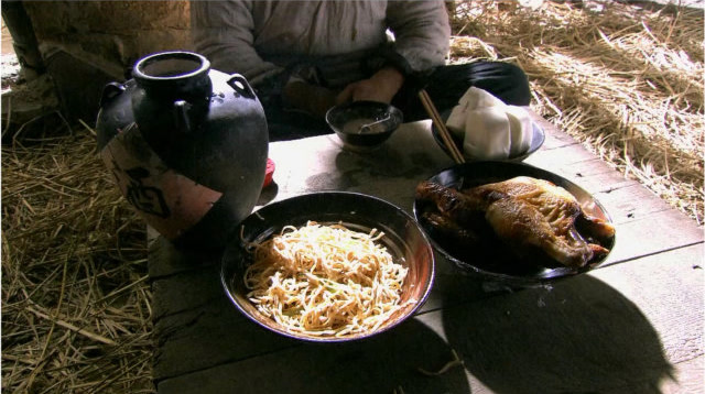 宋江断头饭美得很,一只烧鸡一坛美酒,吃完了便要上路