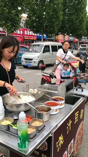会炒菜的老板娘,摆摊做起了飘香的浇汁豆腐