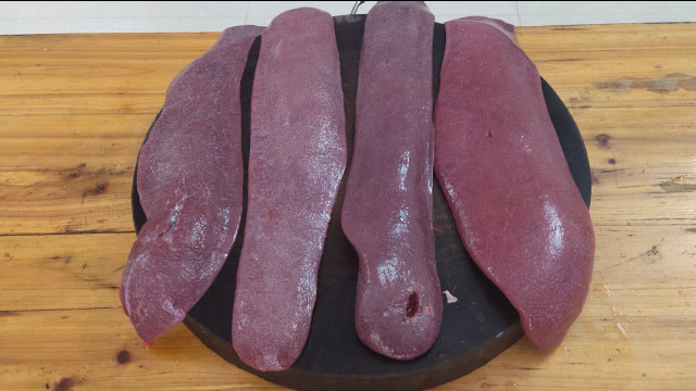 很多人不吃的猪横利,小伙买来爆炒一大锅,出锅那刻,看饿了