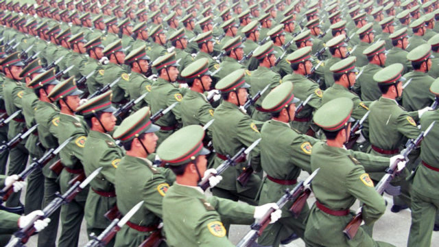 我国阅兵的正步劈枪被外国人称为:史上最霸气阅兵动作!没有之一