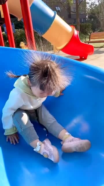 妈呀,玩个滑滑梯头发咋变成这样了?