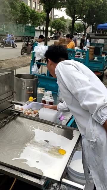 摆摊挣钱不容易小伙子拉着流动摊位卖肠粉一天也没赚多少