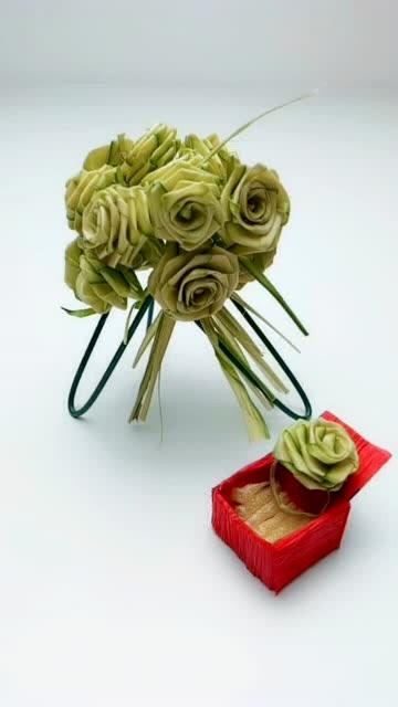 用棕榈叶折玫瑰花你学会了吗