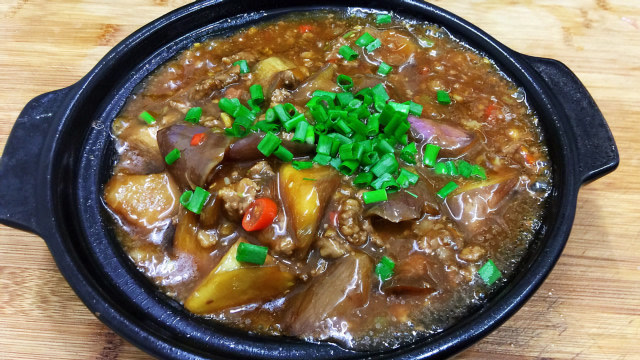 牛腩茄子煲的做法,简单易学,出锅后能吃出家的味道