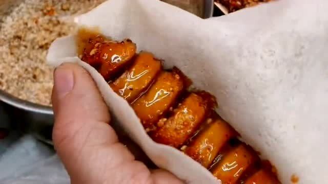 这是一个你绝对没有吃过的面筋卷饼,多放点酱料,吃起来的口感会更好!