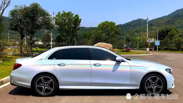 奔驰上身七彩镭射白,流光溢彩,不止于白!