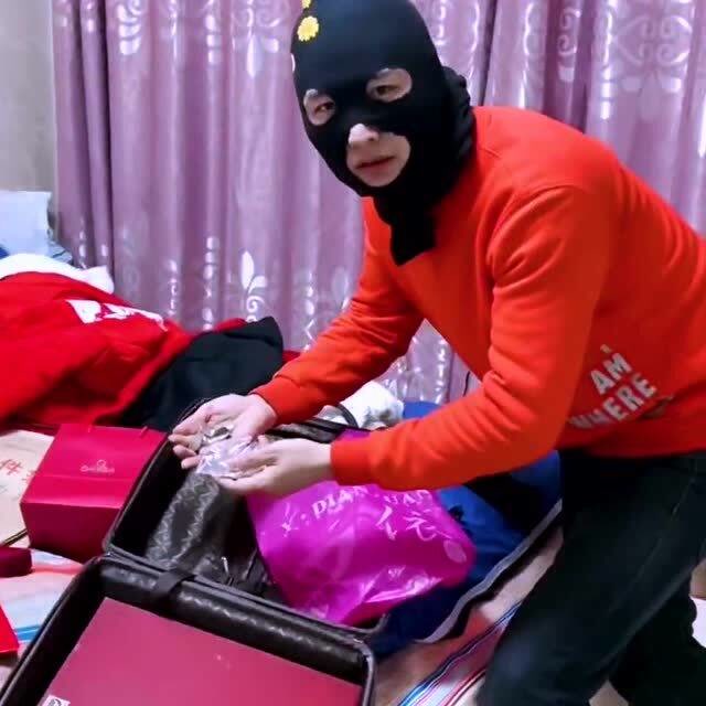家里进了小偷,一般人都是尖叫报警,美女这个反应简直太神奇了