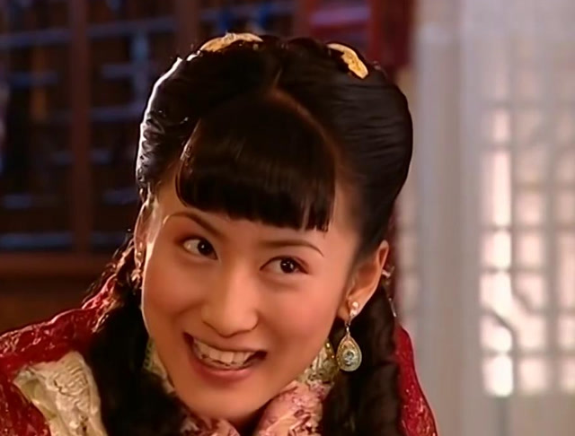 哑巴新娘:湘君和赵天麟一起喝茶,赵天麟帮她看手相,两人很开心