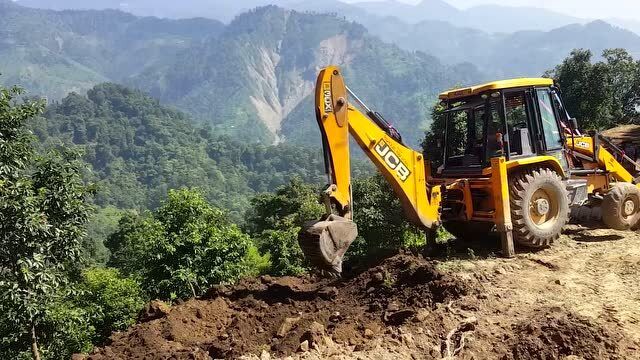 "两头忙"挖掘机在山顶上施工,就在悬崖边上,考验司机的技术
