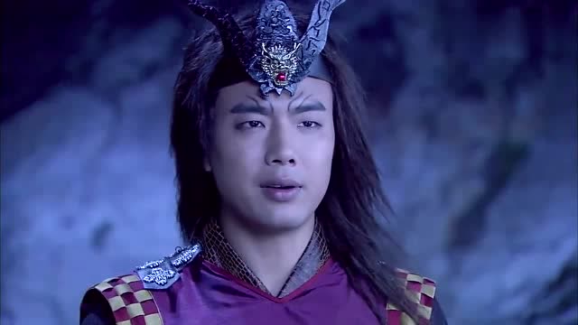 蜈蚣精要杀帅哥,狐妖非要护着他,蜈蚣精正要动手,她们都来了!