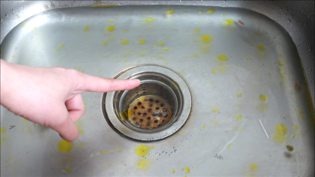 厨房下水道堵了,别花钱请人疏通,用一个塑料瓶,立马疏通不花钱