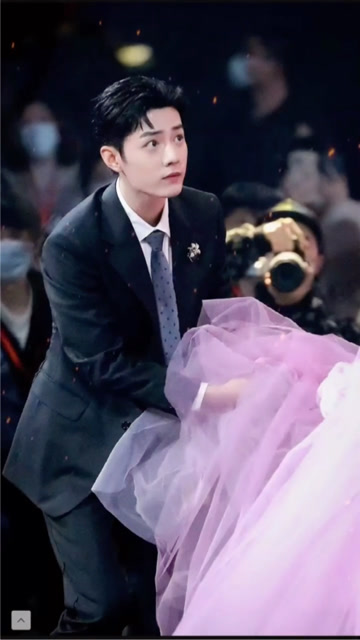 肖战给杨紫提裙摆太有爱了