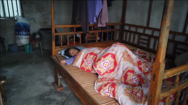 78岁老人床上躺了一年,邻居说她两个女儿嫁人,大家都笑得很开心