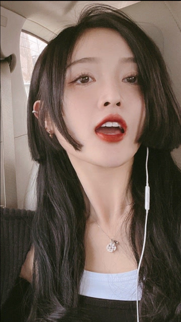 吴宣仪晒公主切自拍,少女感满满,颜值真的高