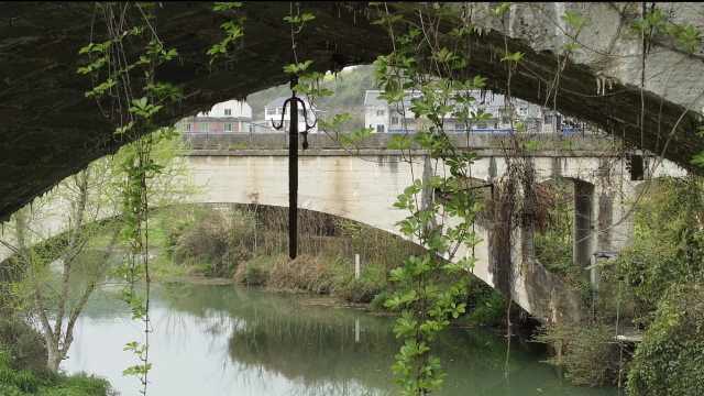 贵州老石桥下挂2米长神秘"斩龙剑",村民称170年来没被偷走