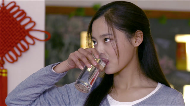 小弟管夏明月叫大嫂,不料明月连喝三杯酒,坦言只是朋友