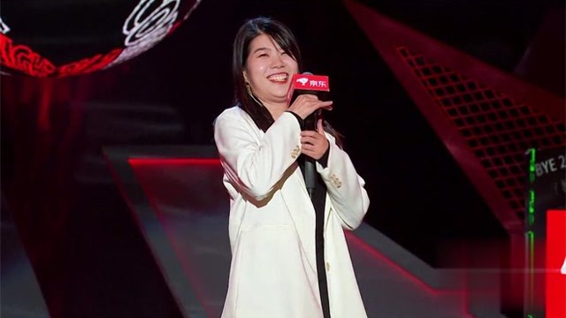 脱口秀反跨年:杨笠爆笑片段,本要励志做真正的自己,没想到被现实打败