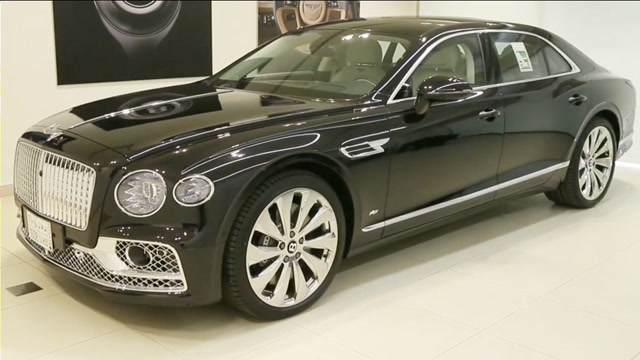 新车到店,实拍2021款宾利飞驰v8,夜晚亮起氛围灯,太美了!