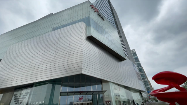 河南郑州正弘城开业高达15万人的商场,如今成了这样的现状