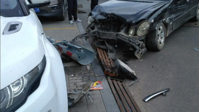 福州奔驰当街猛撞路虎细节曝光:路虎司机两次摇下车窗竖中指挑衅