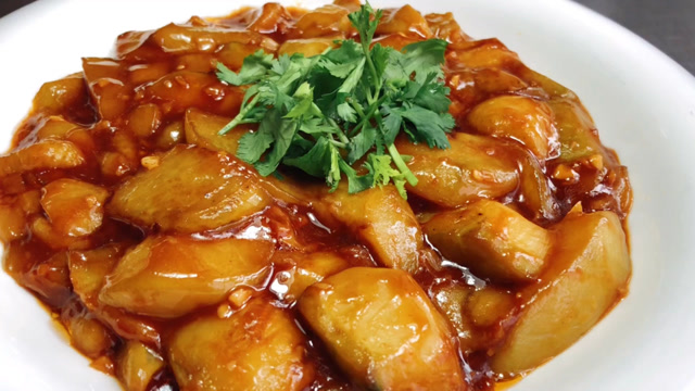 厨师长教你素烧茄子的家常做法,步骤详细,软嫩入味下酒又下饭