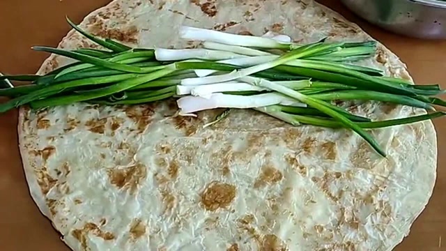 山东人喜欢吃大葱卷饼,如果有东北大酱的陪伴,吃起来一定更加美味!