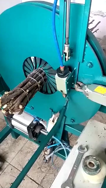 牛人发明的树枝捆扎机,机器效率一秒一圈,真是见识了!