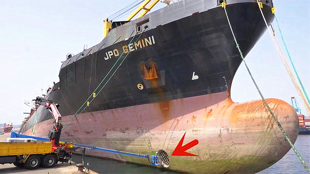 实拍巨轮保养侧推螺旋桨,原来装这个位置的,长见识了