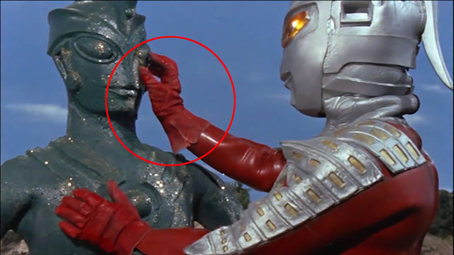 奥特曼搞笑的5大穿帮镜头!佐菲手里藏水枪,赛文你的手套该换了