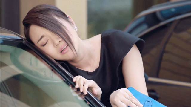 太太万岁:叶舒心为了参加丈夫公司聚会,穿着高跟鞋和紧身裙,太难受了