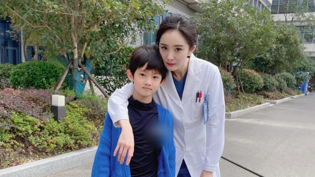 杨幂穿白大褂生图曝光,脸与小孩一样大,筷子腿镜头差点装不下