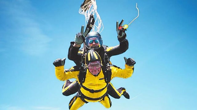 恐高症患者慎入!双人花式跳伞玩的就是刺激