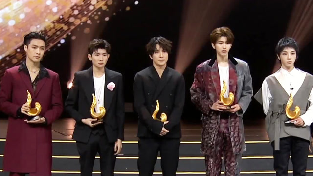 蔡徐坤,华晨宇,王源,薛之谦,张艺兴同台领奖,音乐才华获赞