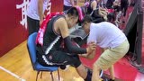 拼到腿部抽筋 韩德君被三名队友搀扶下场