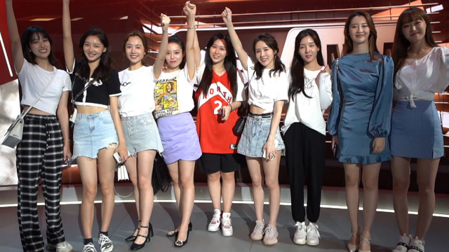 女主播大乐透选手参观腾讯演播室 为梦想舞台全力冲刺