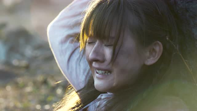 热依扎树下崩溃痛哭惹人心疼