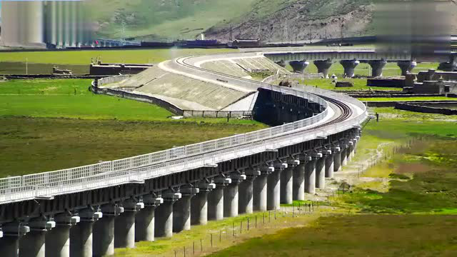 堪称奇迹的青藏铁路 列车像长龙一样行驶在世界屋脊