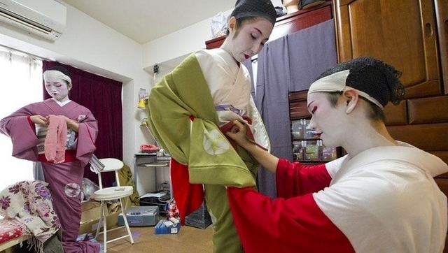 日本唯一男艺伎 男扮女装大受欢迎