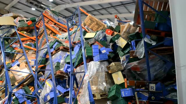 发生在一个英国仓库的货架倒塌事故现场