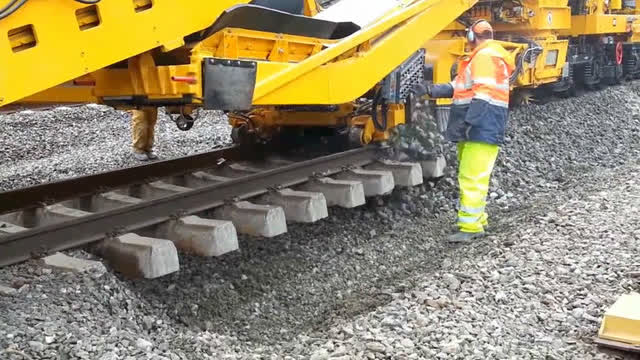 铁路也要大修 看铁路大型碎石清筛机是怎样作业的