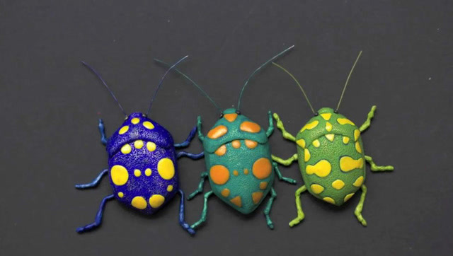 这种可爱的小甲虫是粘土做的,有没有你的童年回忆?