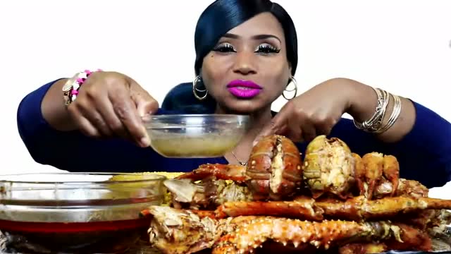 外国黑人阿姨吃播帝王蟹,光是听她讲话,我就没什么心思看完了